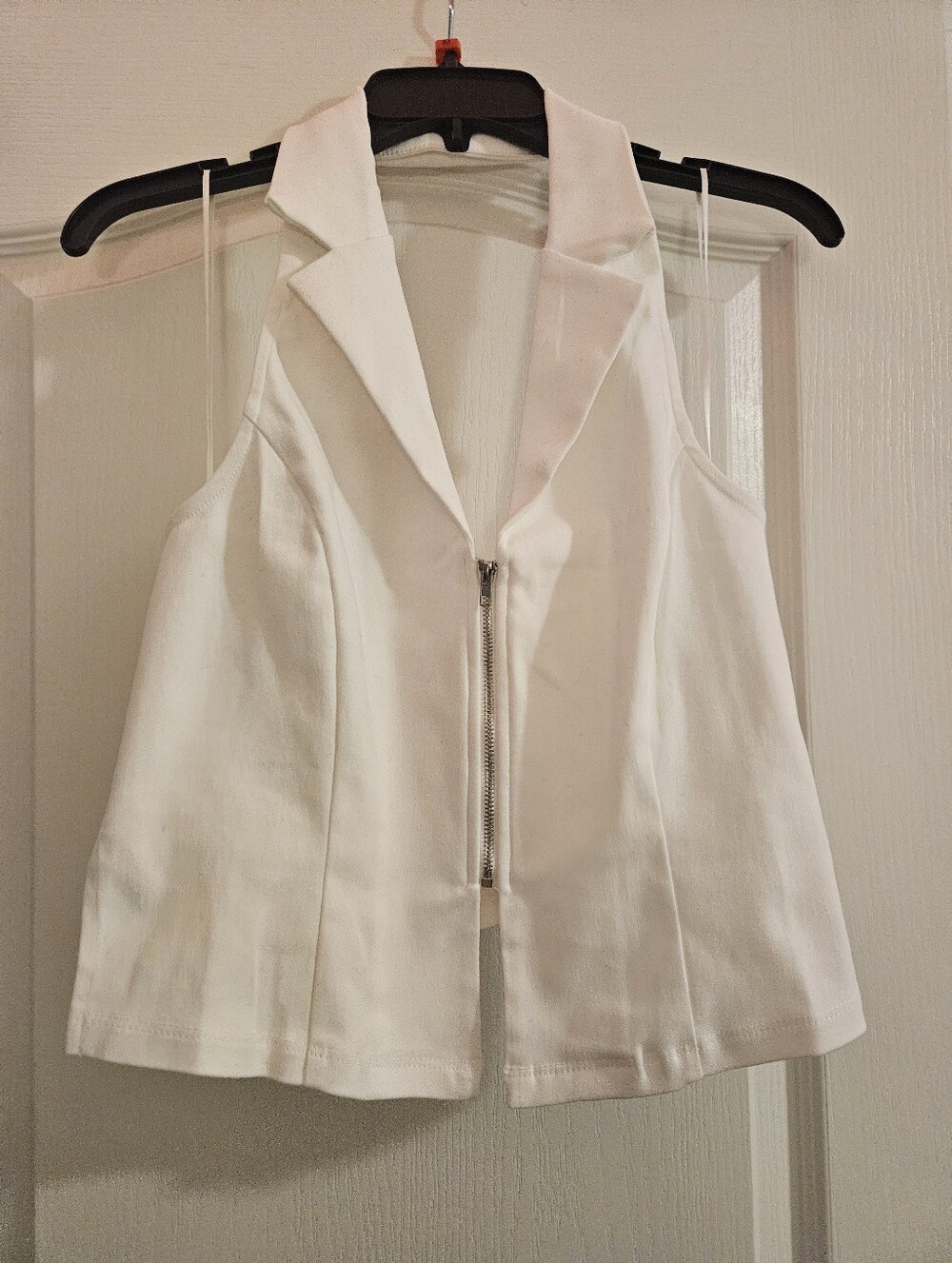 3 For $15 🎊 White Sleeveless Zip-Front Collared Top